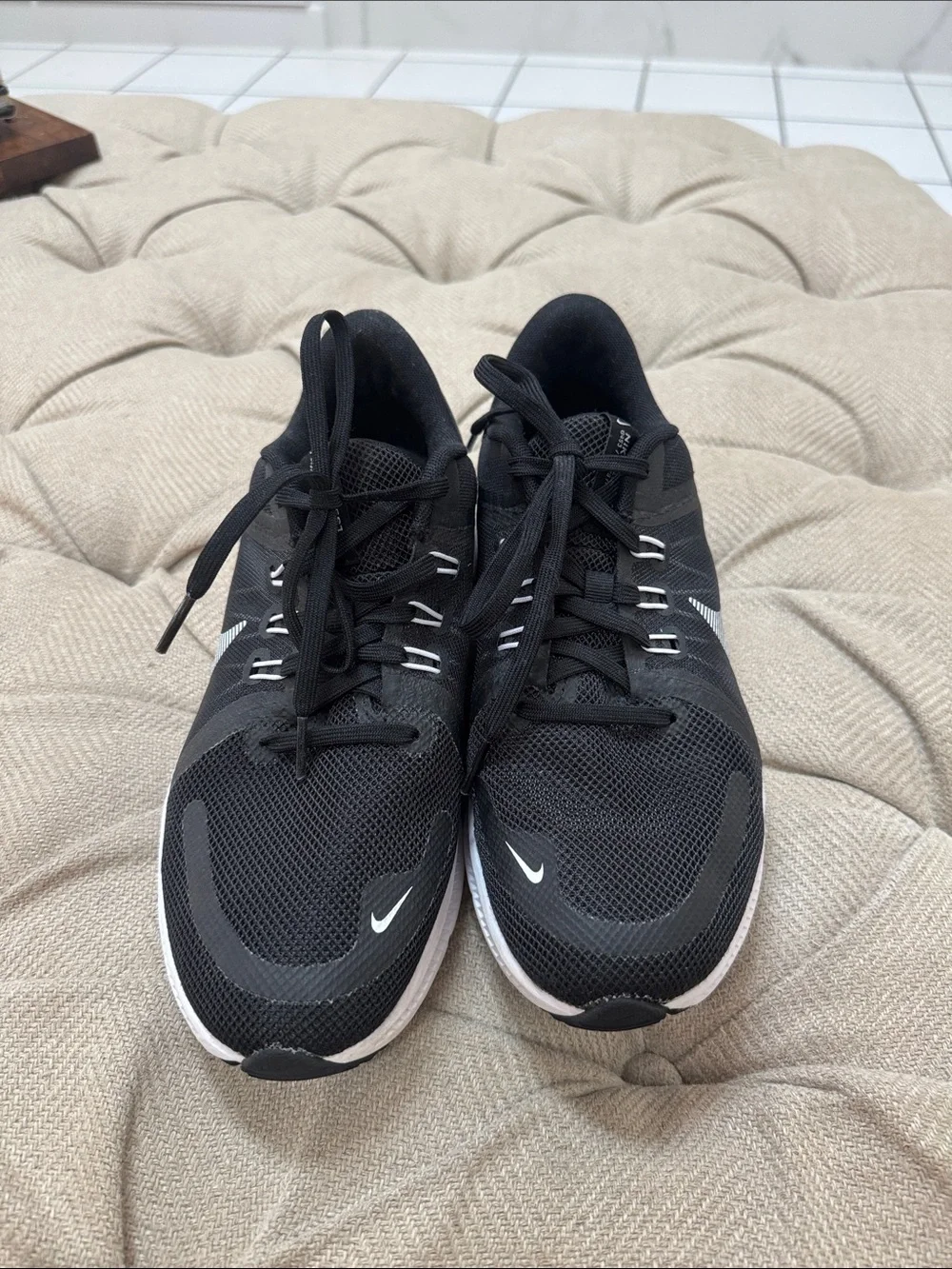 Nike women’s Black & White Mesh Running Shoes. Size 7.5 - Picture 2 of 3